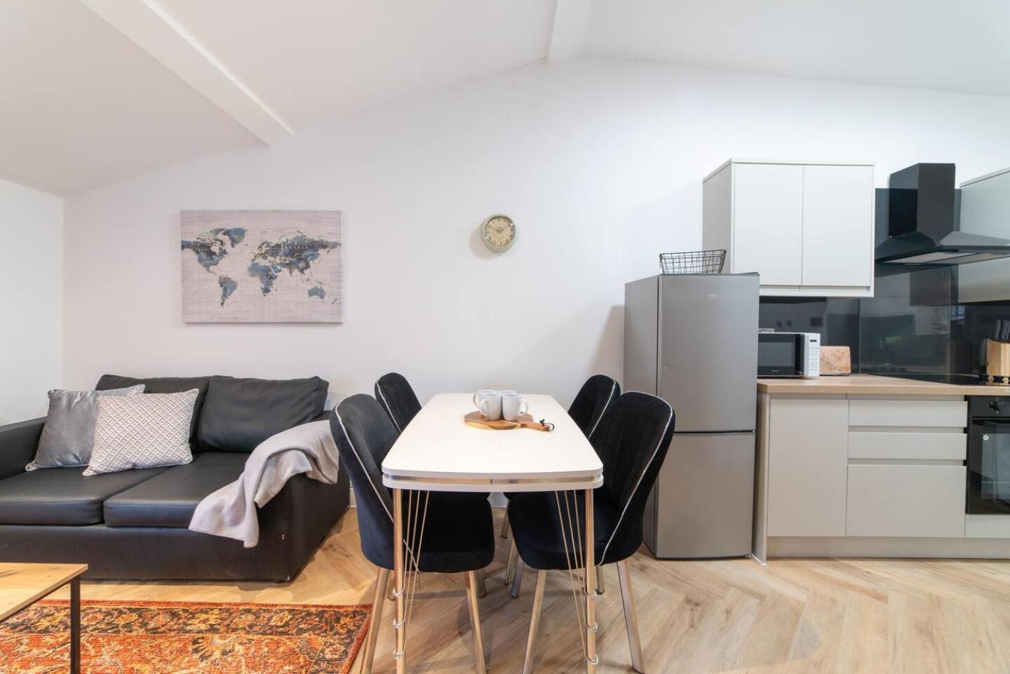 Next To Historic Bombed-out Church! Centre Apartment *